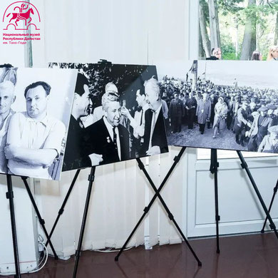 Национальный музей Дагестана им.А.Тахо-Годи представил в Сочи выставку, посвящённую жизни и творчеству великого поэта Расула Гамзатова.