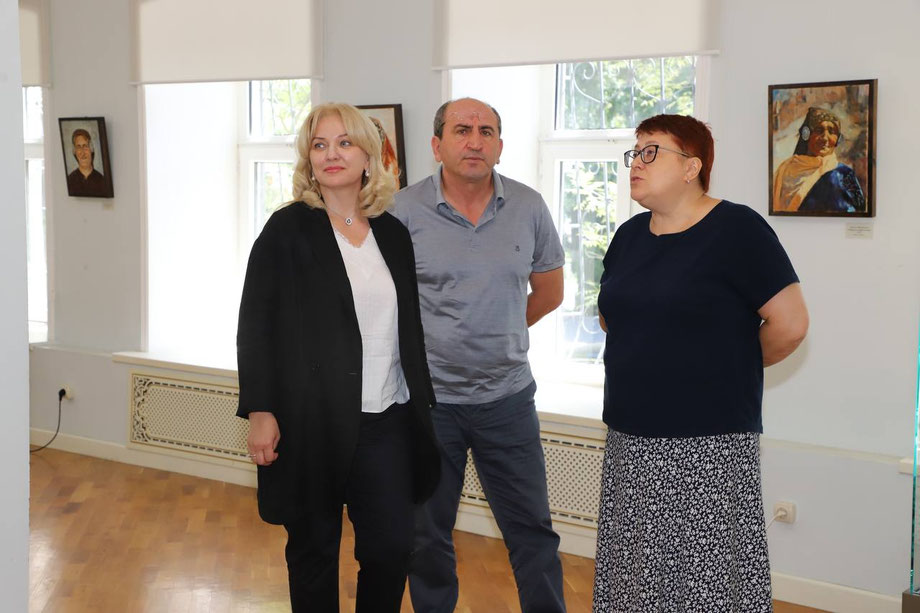 Министр культуры Дагестана Зарема Бутаева посетила персональную выставку Ахмеда Ибрагимова «Гоор в лицах».