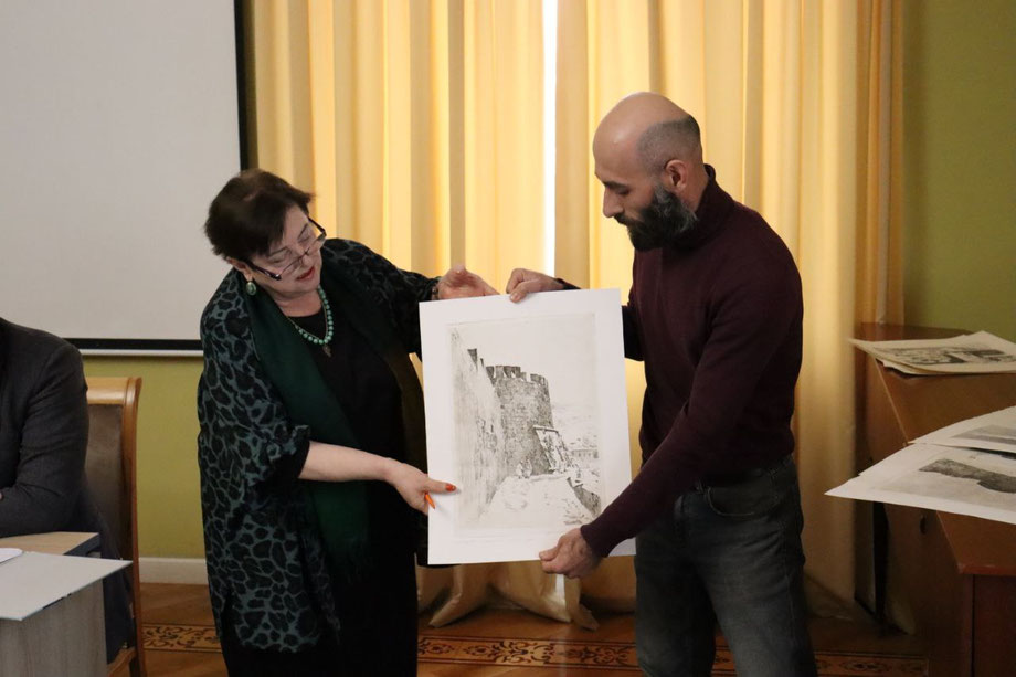 Известный дагестанский художник-график Магомед Даудов преподнёс в дар музею свои работы