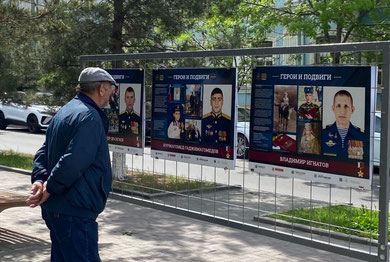 В парке им.Сулеймана Стальского проходит выставка, посвященная героическим лицам нашей страны