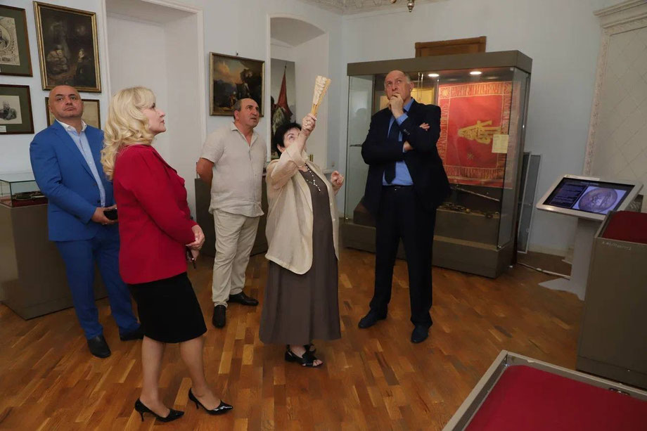 Абдулмуслим Абдулмуслимов поздравил музей им. А.Тахо-Годи со 100-летием со дня образования