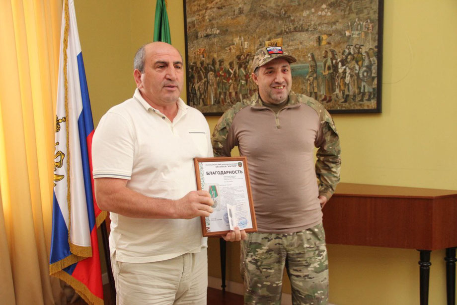 Сотрудник музея, участник СВО Якуб Магомедов передал Благодарность и медаль «За помощь фронту» генеральному диркетору Национального музея Дагестана Пахрудину Магомедову от командира батальона «Каспий»
