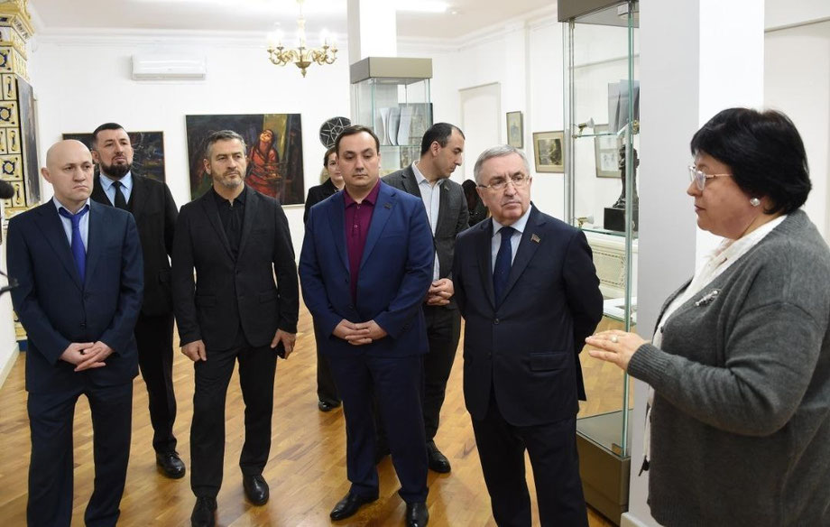 Юрий Левицкий посетил выставку, приуроченную к Году единства народов России