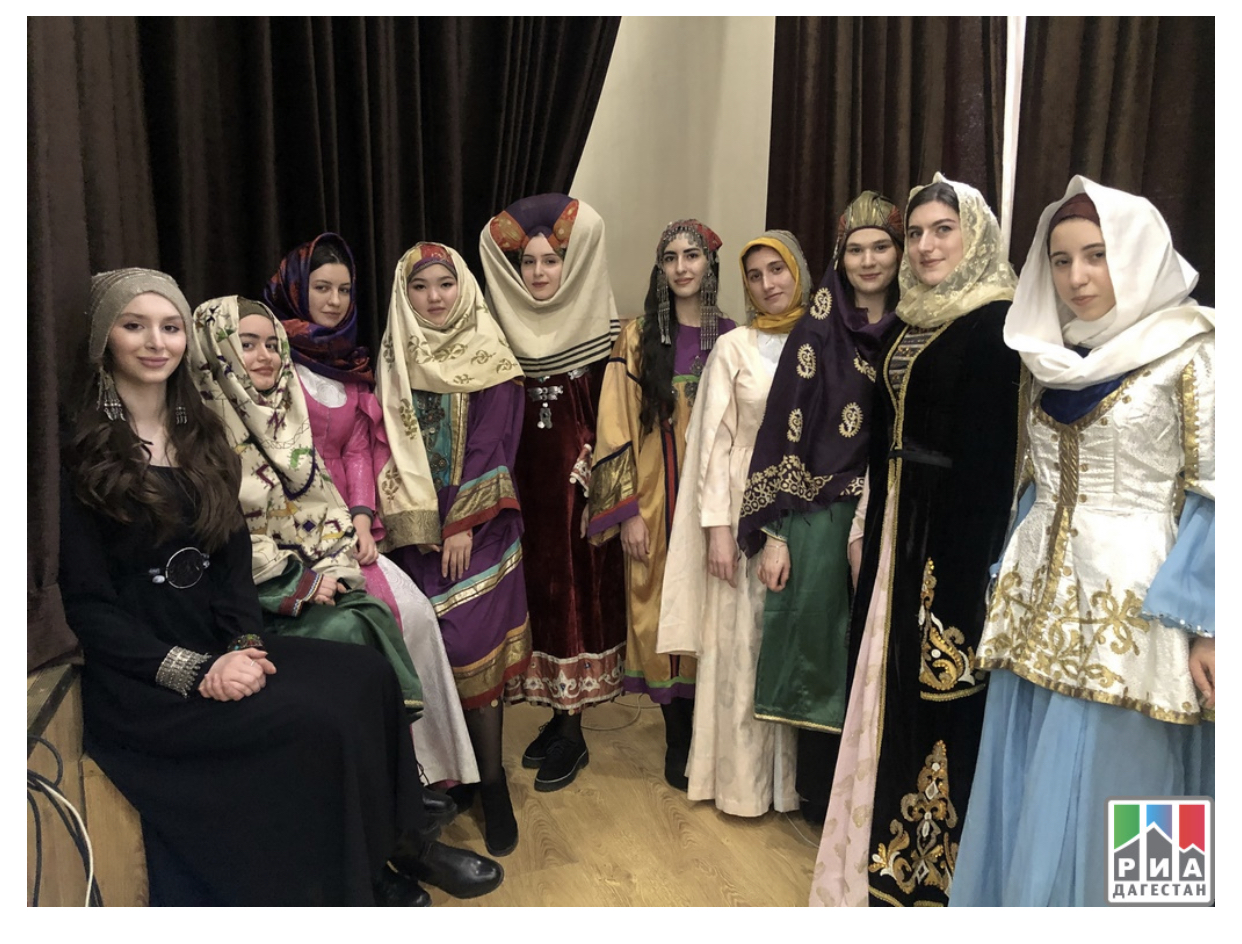В ДГУНХ состоялась выставка женских национальных головных уборов