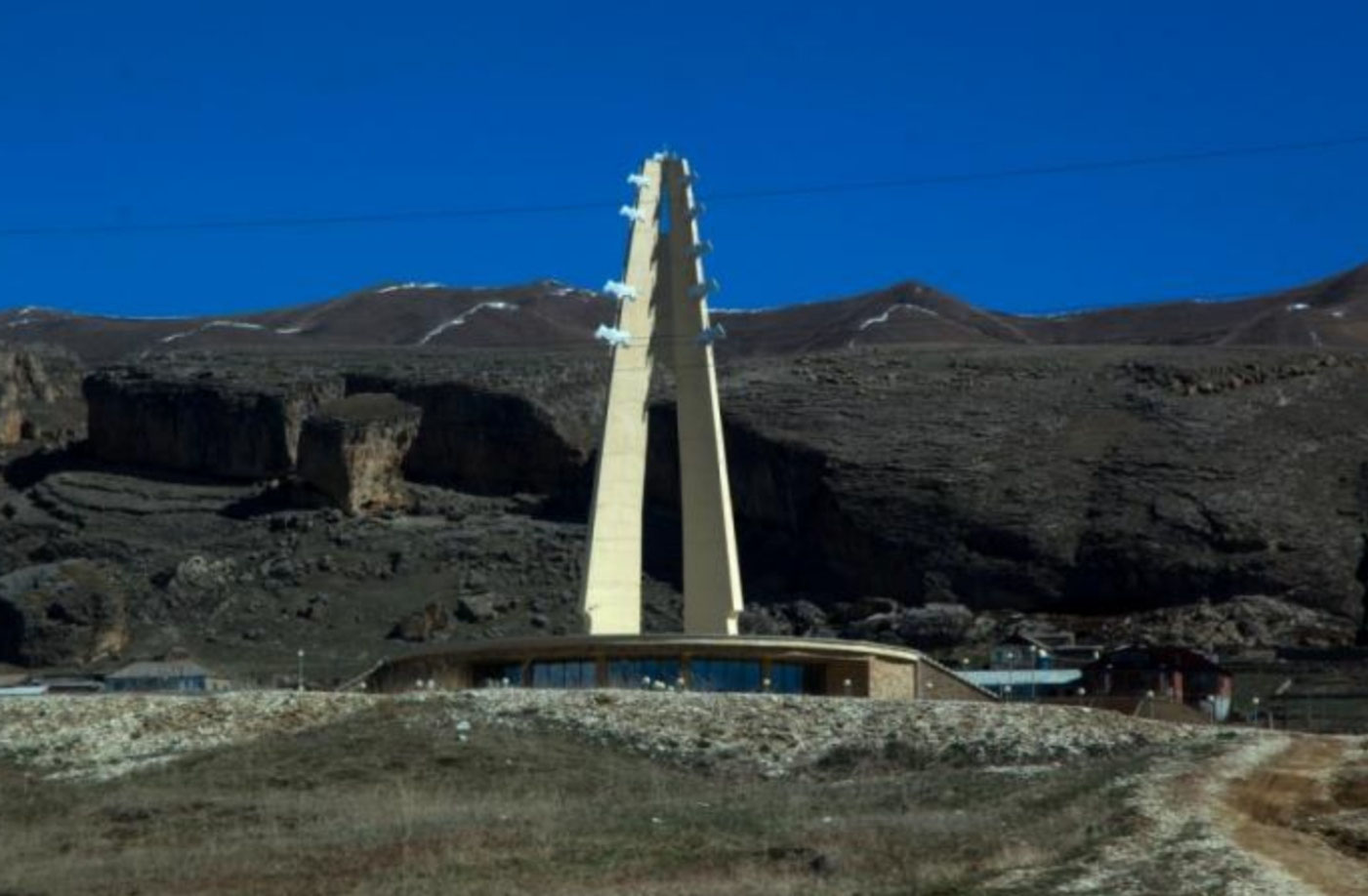 Цада. Цада село Расула Гамзатова. Дагестан Цада мемориальный комплекс белые Журавли.